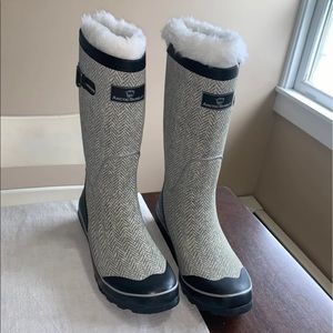 Artic Shield Womans Boots Size 9